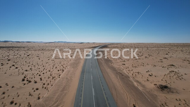 صورة لخط السير السريع وسط الصحراء ، طريق صحراوي  ، طريق اسفلتي سريع بين الكثبان الرملية ، طرق صحراوية ، المناطق الصحراوية