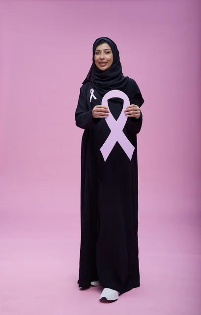امرأة سعودية تحمل شعار التوعية بسرطان الثدي