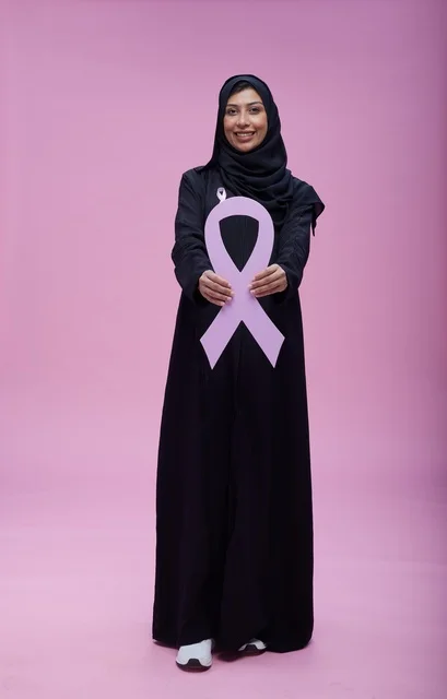امرأة سعودية تحمل رمز التوعية بسرطان الثدي