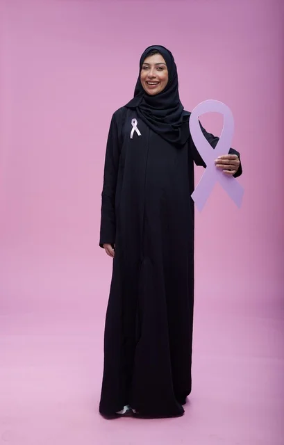 امرأة سعودية مع رمز التوعية بسرطان الثدي