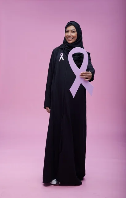 امرأة سعودية تحمل شعار التوعية بسرطان الثدي