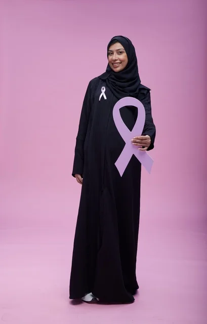 امرأة سعودية تحمل رمز التوعية بسرطان الثدي