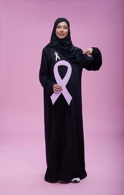 امرأة سعودية مع رمز التوعية بسرطان الثدي