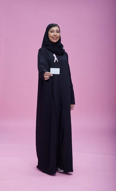امرأة سعودية مع شارة التوعية بسرطان الثدي