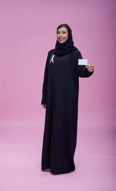 امرأة سعودية للتوعية بسرطان الثدي بطاقة بيضاء