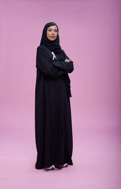 امرأة سعودية تدعم التوعية بسرطان الثدي خلفية وردية