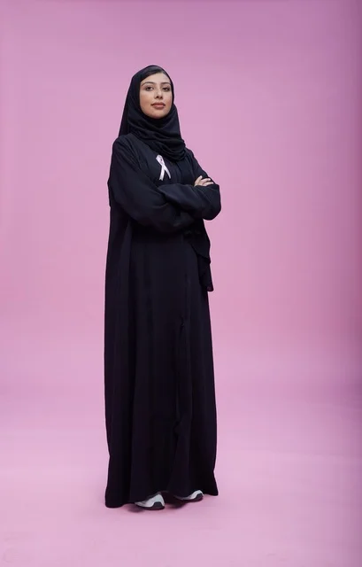 امرأة سعودية تدعم التوعية بسرطان الثدي