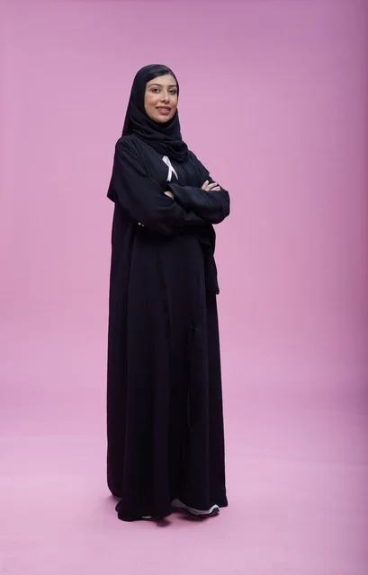 امرأة سعودية تدعم حملة التوعية بسرطان الثدي