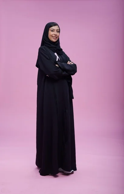 امرأة سعودية تدعم حملة التوعية بسرطان الثدي