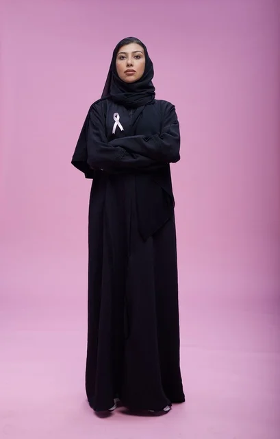 امرأة سعودية تدعم التوعية بسرطان الثدي