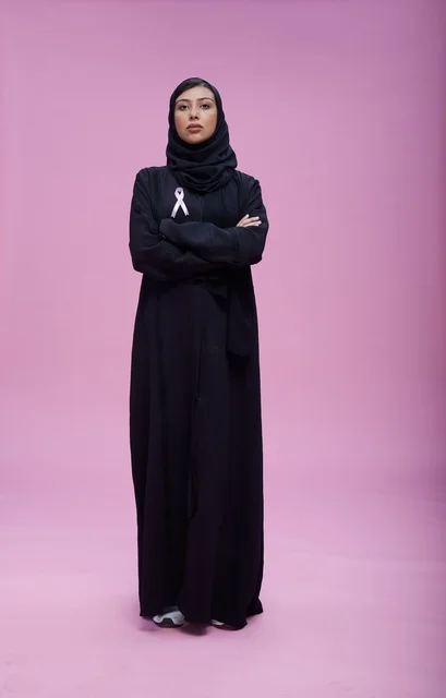 امرأة سعودية لدعم التوعية بسرطان الثدي بخلفية وردية