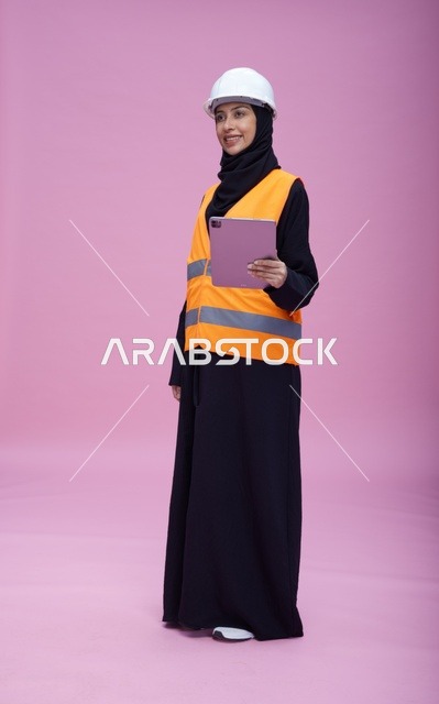 مهندسة سعودية تستخدم تابلت في سترة السلامة