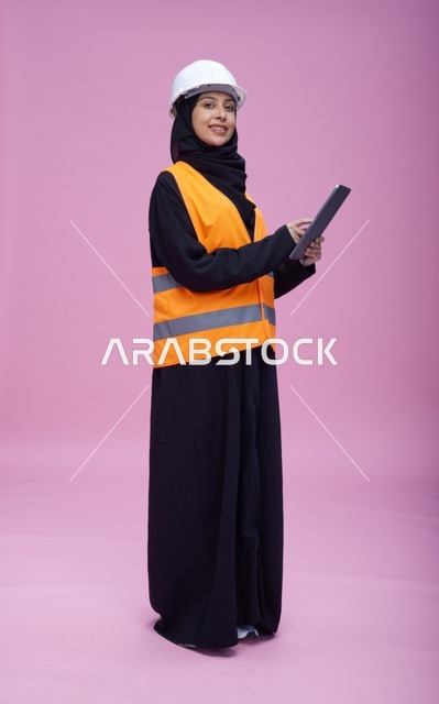مهندسة سعودية تستخدم جهازاً لوحياً بخلفية وردية