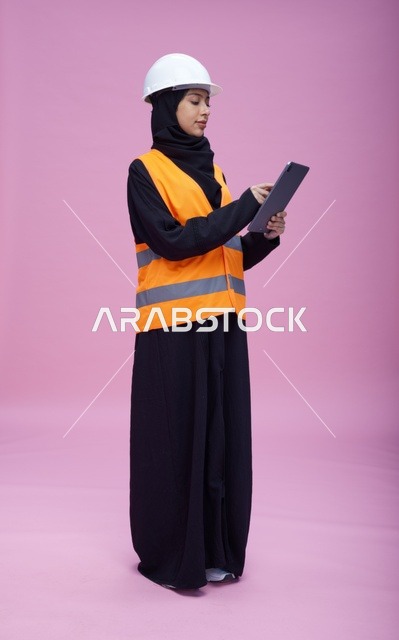 مهندسة سعودية تستخدم جهازا لوحيا بخلفية وردية