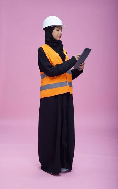 مهندسة سعودية تستخدم جهازا لوحيا بخلفية وردية