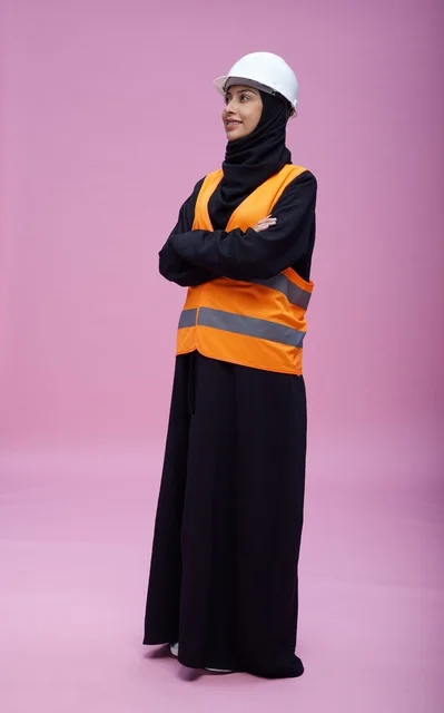 مهندسة سعودية بملابس السلامة والخوذة المهنية