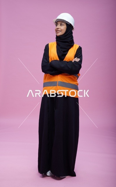 مهندسة سعودية بملابس السلامة والخوذة والسترة