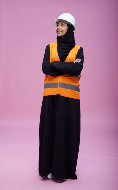 مهندسة سعودية بملابس السلامة والخوذة والسترة