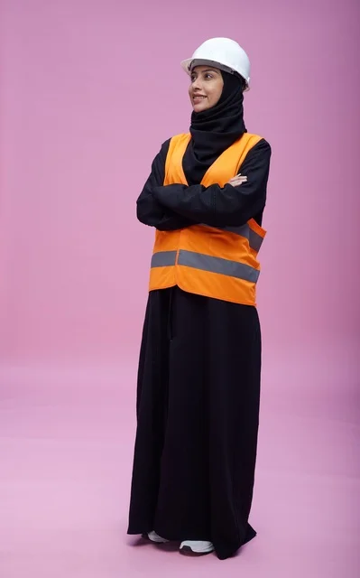 مهندسة سعودية بملابس السلامة والخوذة البيضاء