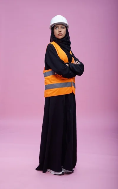 مهندسة سعودية بملابس السلامة على خلفية وردية