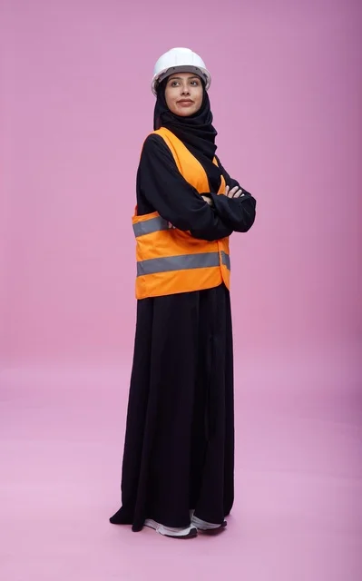 مهندسة سعودية بملابس السلامة والخوذة البيضاء