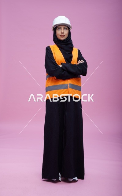 مهندسة سعودية بملابس السلامة وخوذة العمل