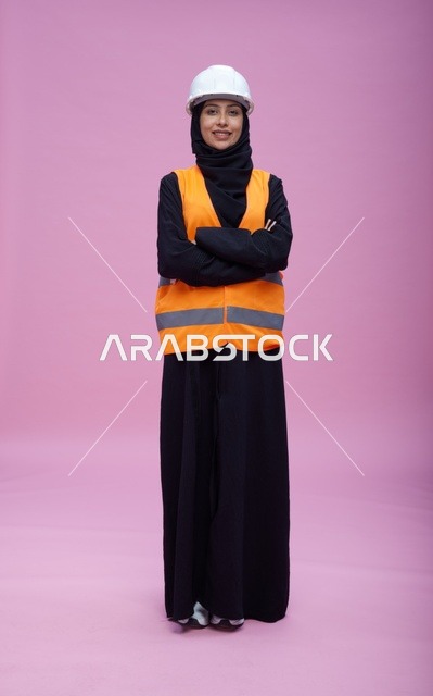 مهندسة سعودية بملابس السلامة والخوذة في الاستوديو