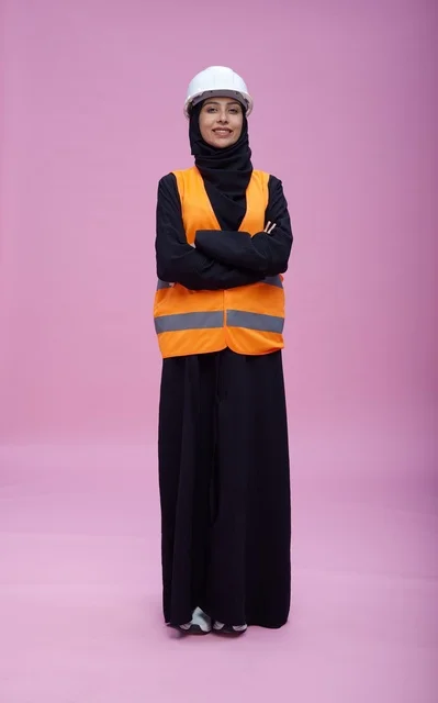 مهندسة سعودية بملابس السلامة والخوذة البيضاء