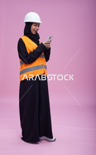 مهندسة سعودية تستخدم الجوال بخلفية وردية