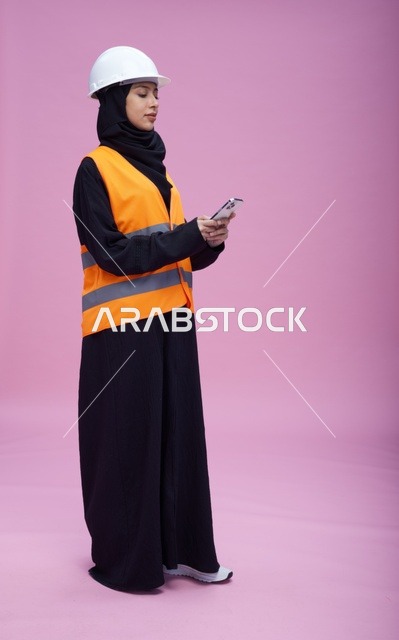 مهندسة سعودية تستخدم الهاتف الذكي بخلفية أرجوانية