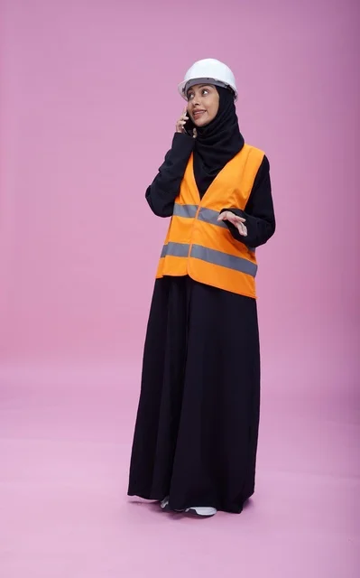 مهندسة سعودية تتحدث بالهاتف بخلفية وردية