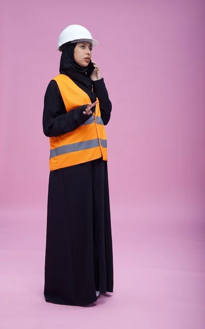 مهندسة سعودية تتحدث بالهاتف في الاستوديو