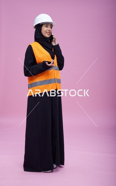 مهندسة سعودية تتحدث عبر الهاتف في الاستوديو