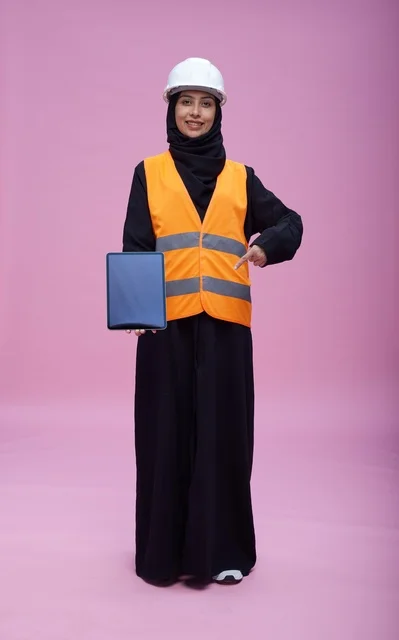 مهندسة سعودية تحمل جهاز لوحي بخلفية وردية