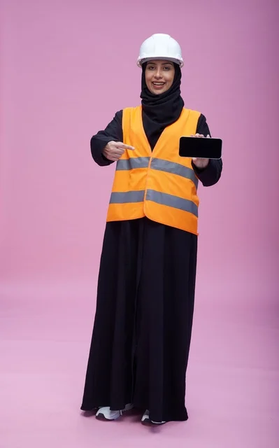 مهندسة سعودية تمسك هاتف ذكي بخلفية وردية