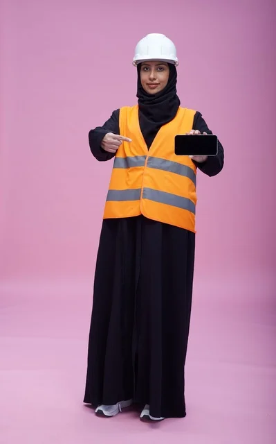 مهندسة سعودية تحمل هاتف ذكي بشاشة فارغة