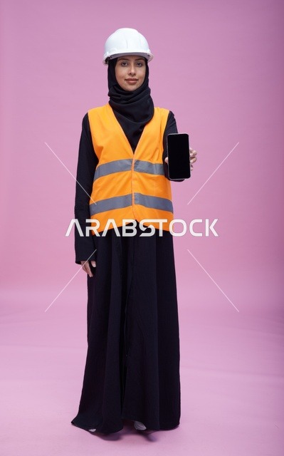 مهندسة سعودية تعرض شاشة هاتف ذكي بخلفية وردية