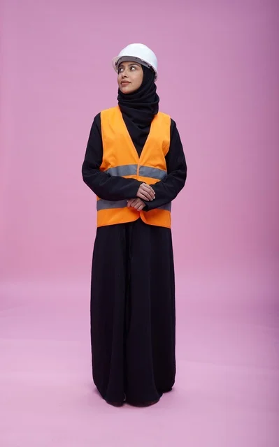 مهندسة سعودية بملابس السلامة والخوذة البيضاء