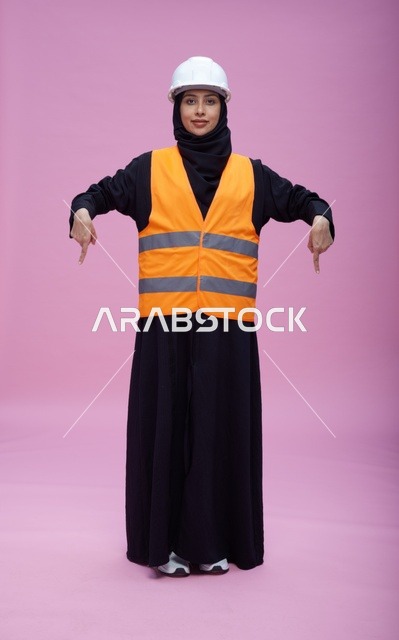 مهندسة سعودية بملابس السلامة على خلفية وردية