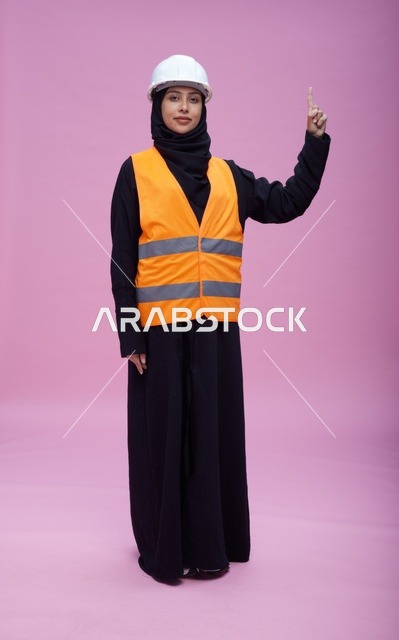مهندسة سعودية بملابس السلامة على خلفية وردية