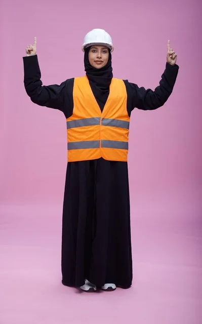 مهندسة سعودية بملابس السلامة على خلفية وردية