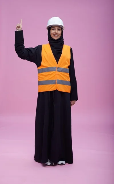 مهندسة سعودية بملابس السلامة تشير للأعلى