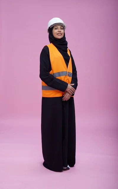 مهندسة سعودية بملابس السلامة على خلفية وردية
