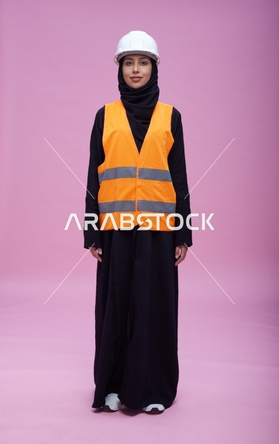 مهندسة سعودية مرتدية ملابس السلامة والخوذة البيضاء
