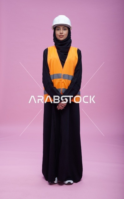 مهندسة سعودية بملابس السلامة والخوذة البيضاء في استوديو