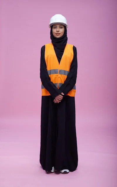 مهندسة سعودية بملابس السلامة والخوذة البيضاء في استوديو