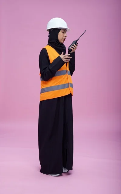 مهندسة سعودية تستخدم جهاز لاسلكي بخلفية وردية