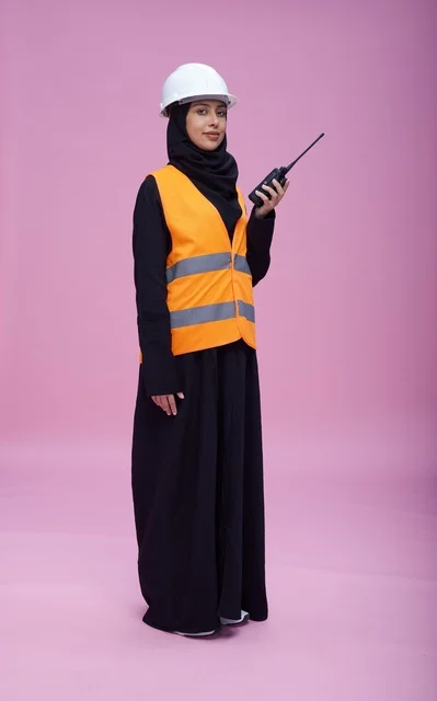 مهندسة سعودية تحمل جهاز لاسلكي في استوديو