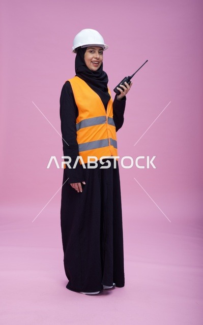 مهندسة سعودية بجهاز لاسلكي في الاستوديو