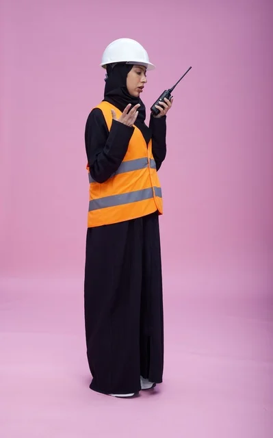 مهندسة سعودية تستخدم جهاز لاسلكي بخلفية وردية